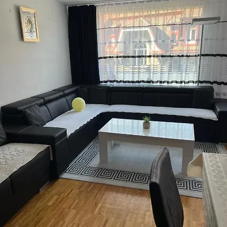 Furnished 4 Bedroom Duplex Apt 10 Mins Walking Distance To Jazz Festival Apartman *