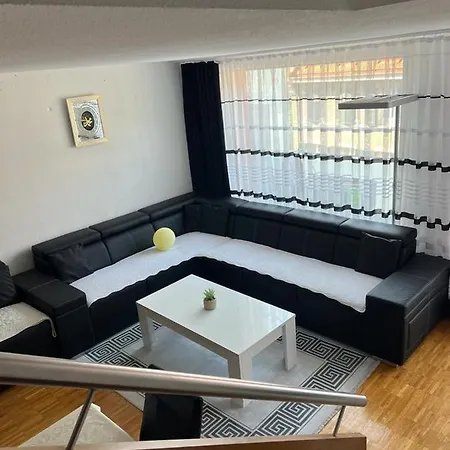 Furnished 4 Bedroom Duplex Apt 10 Mins Walking Distance To Jazz Festival דירה
