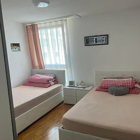 Furnished 4 Bedroom Duplex Apt 10 Mins Walking Distance To Jazz Festival *