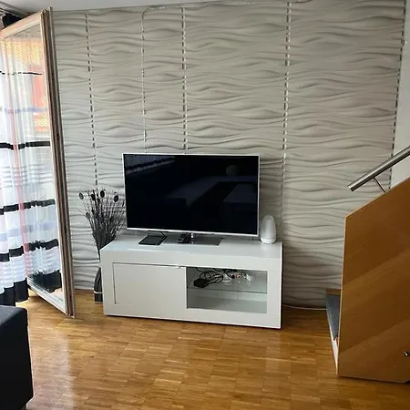 דירה Furnished 4 Bedroom Duplex Apt 10 Mins Walking Distance To Jazz Festival מונטרה